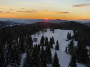 Fotografia związana z aktualnością „Zimowy wschód słońca na Magurkach”.